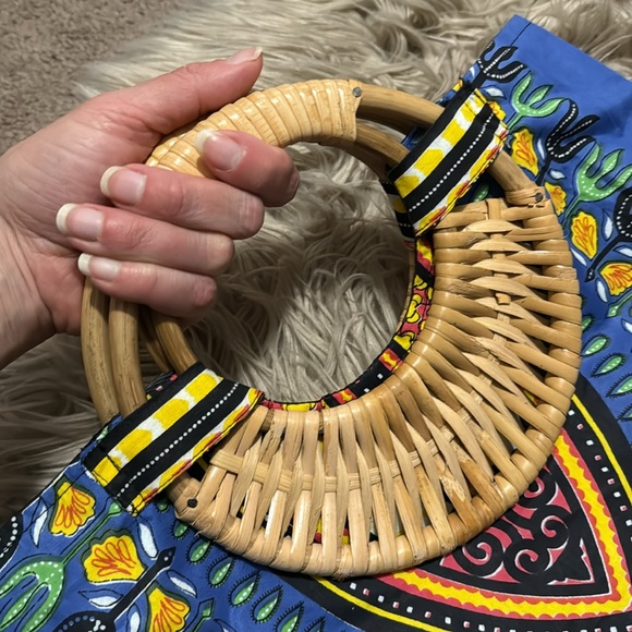 Gorgeous Summer Bag-Cloth Exterior/ Round Bamboo Woven Handles-Arm/Hand Carry - Picture 13 of 16